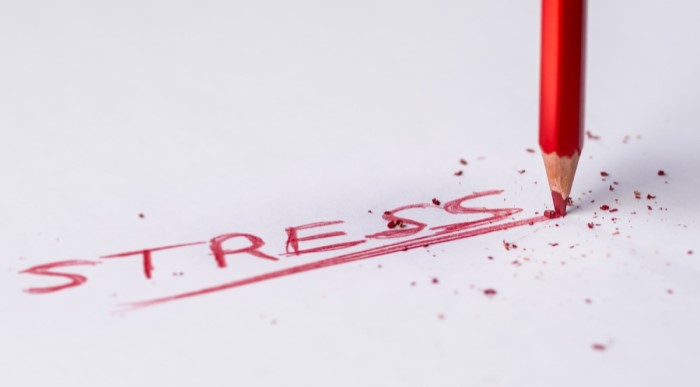 stress mit rotem Buntstift geschrieben, stressbewältigung